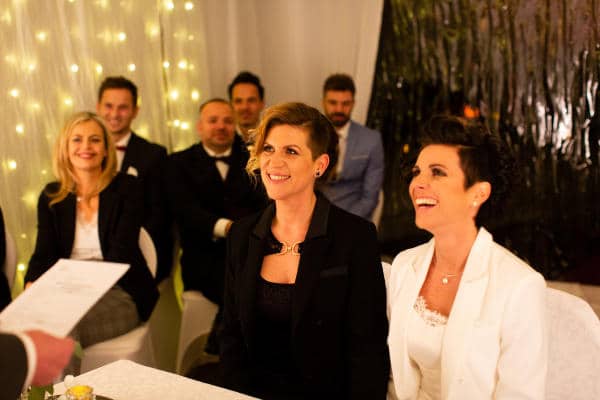 Pareja-de-lesbianas-celebran-el-PRIMER-matrimonio-igualitario-en-Austria-1-1.jpg