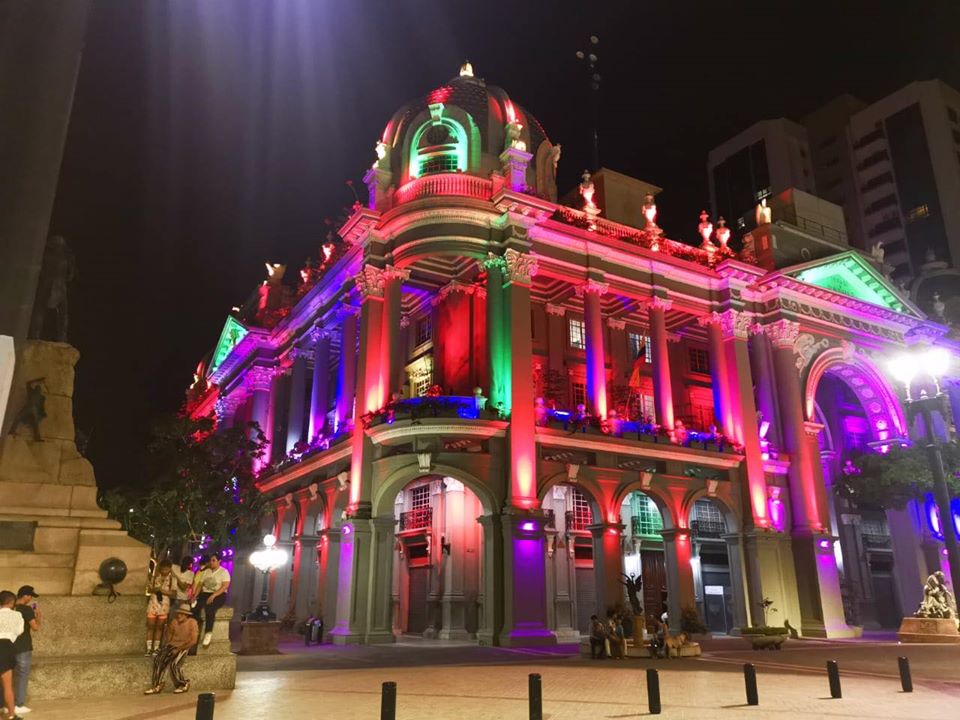 Municipio de Guayaquil enciende el Palacio de Luz despues del pedido de la Asociación Silueta X y la Federación Ecuatoriana de Organizaciones LGBT 2020
